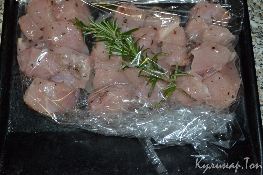 Шашлык из куриной грудки в рукаве