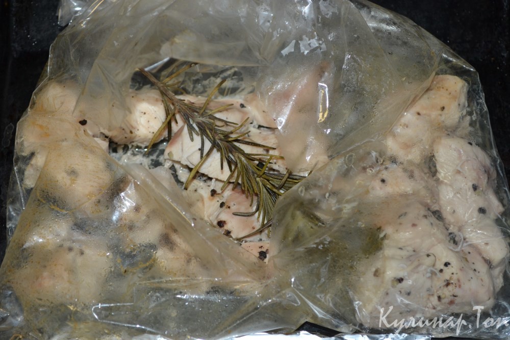 Шашлык из куриной грудки в рукаве