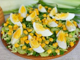 Салат с сельдереем, кукурузой и пекинской капустой