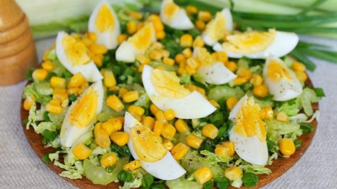 Салат с сельдереем, кукурузой и пекинской капустой Салат с сельдереем, кукурузой и пекинской капустой