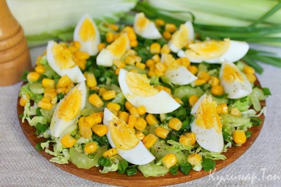 Салат с сельдереем, кукурузой и пекинской капустой