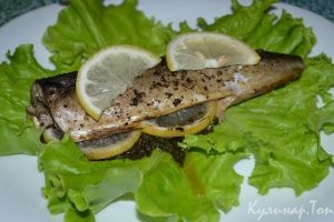 Скумбрия, запеченная с лавровым листом
