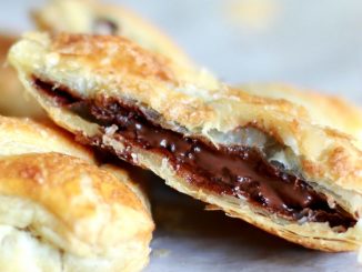 Слойки с шоколадом и изюмом