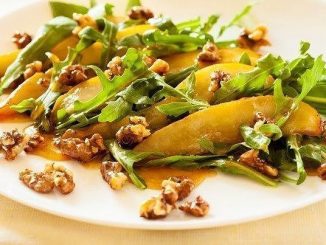 Теплый салат с грушей, орехами и сыром