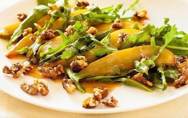 Теплый салат с грушей, орехами и сыром Теплый салат с грушей, орехами и сыром