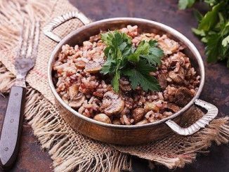Тёплый салат из риса и грибов