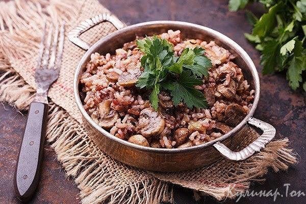 Тёплый салат из риса и грибов