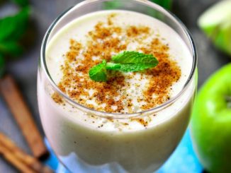 Яблочный коктейль на кефире с корицей