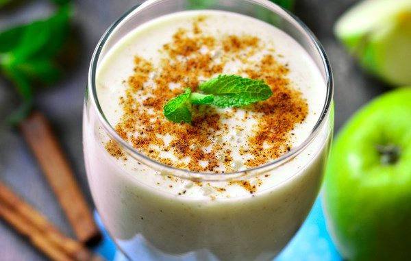 Яблочный коктейль на кефире с корицей Яблочный коктейль на кефире с корицей