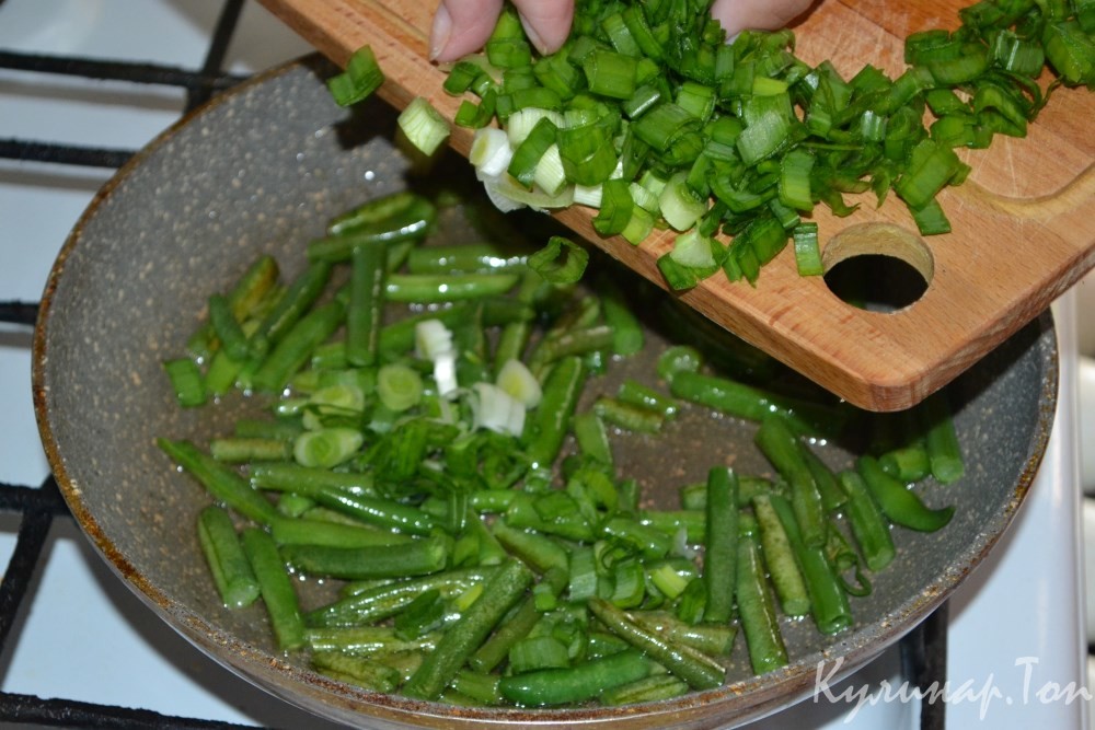 Яичница с фасолью и сыром