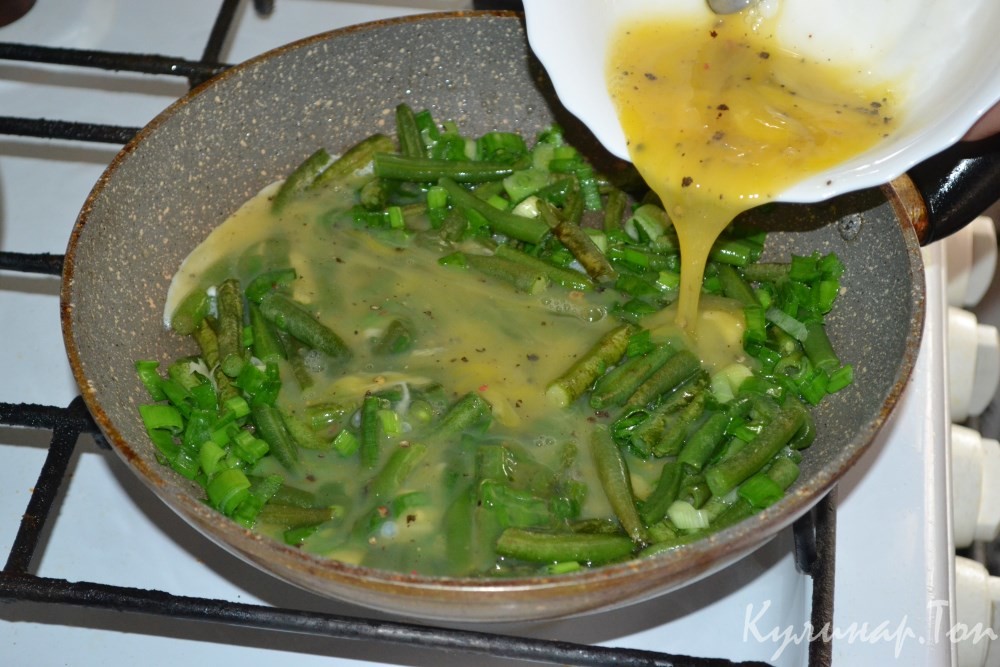 Яичница с фасолью и сыром