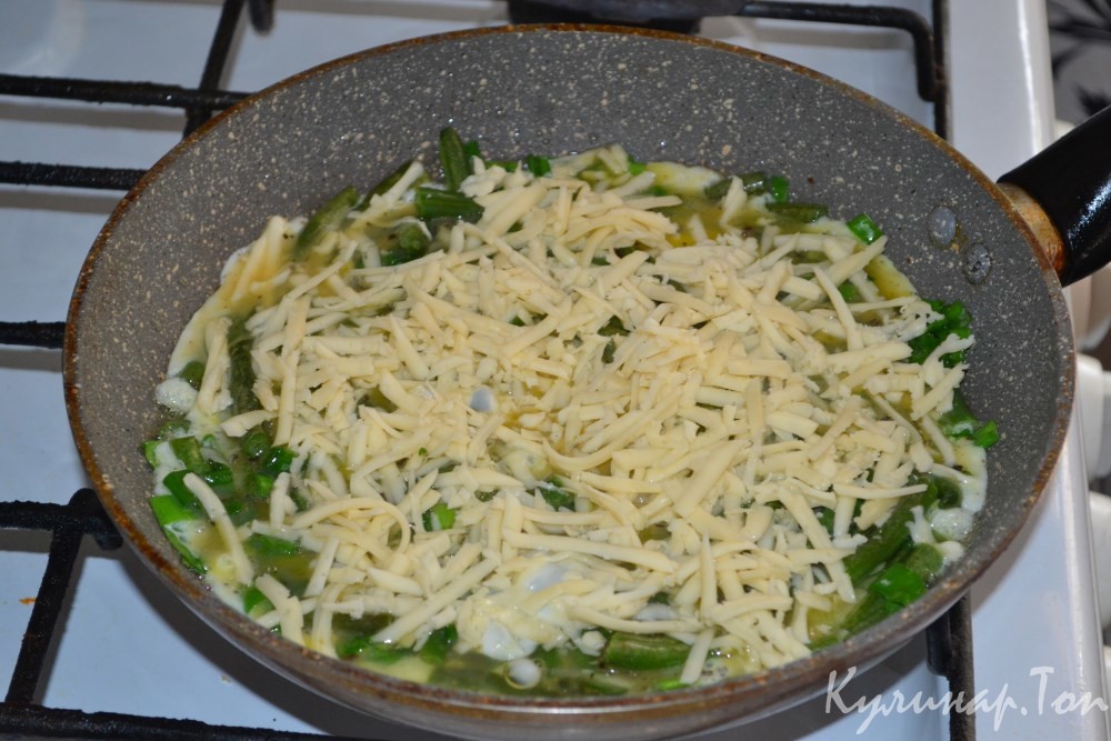 Яичница с фасолью и сыром