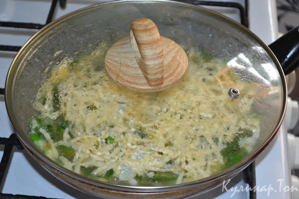 Яичница с фасолью и сыром