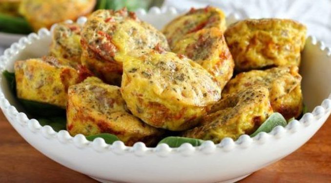 Яичные маффины в мясных корзинках Яичные маффины в мясных корзинках