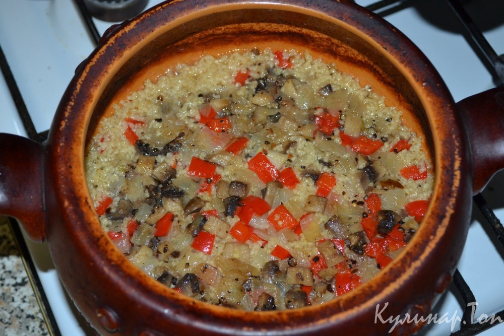Жаркое из курицы с пшеном в горшочке
