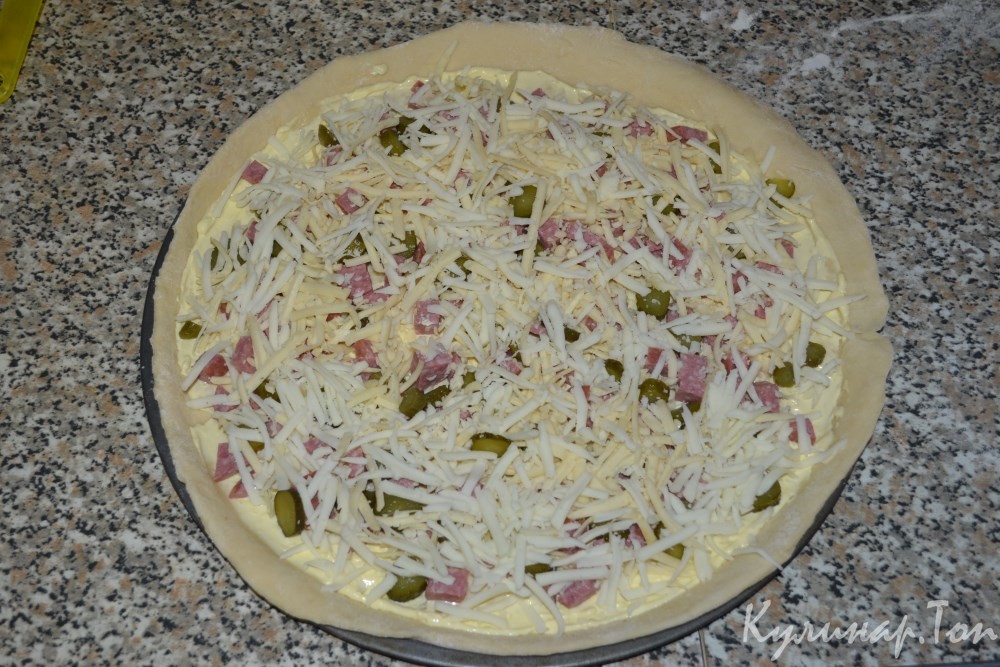 Закрытая пицца с колбасой и сыром