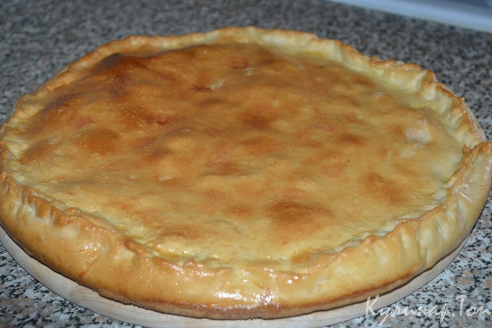 Закрытая пицца с колбасой и сыром