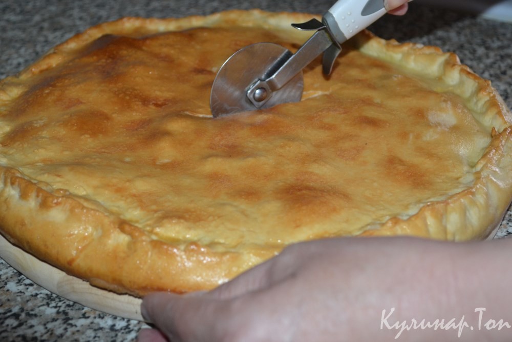 Закрытая пицца с колбасой и сыром