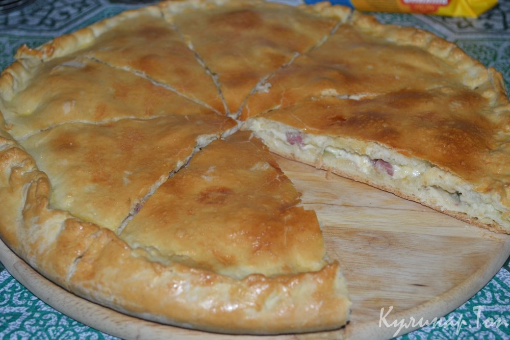 Закрытая пицца с колбасой и сыром