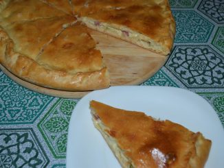 Закрытая пицца с колбасой и сыром
