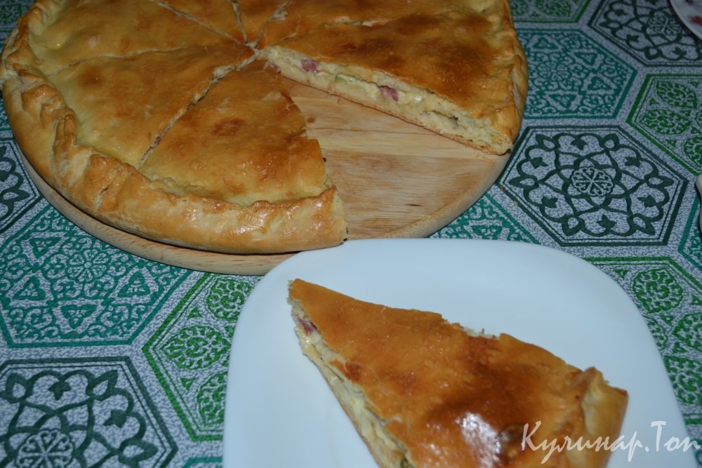 Закрытая пицца с колбасой и сыром