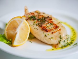 Фаршированные свининой кальмары с соусом