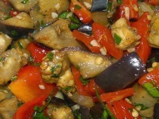 Хоровац из баклажанов и перца на углях