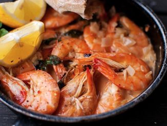 Креветки с головкой, запеченные на соли