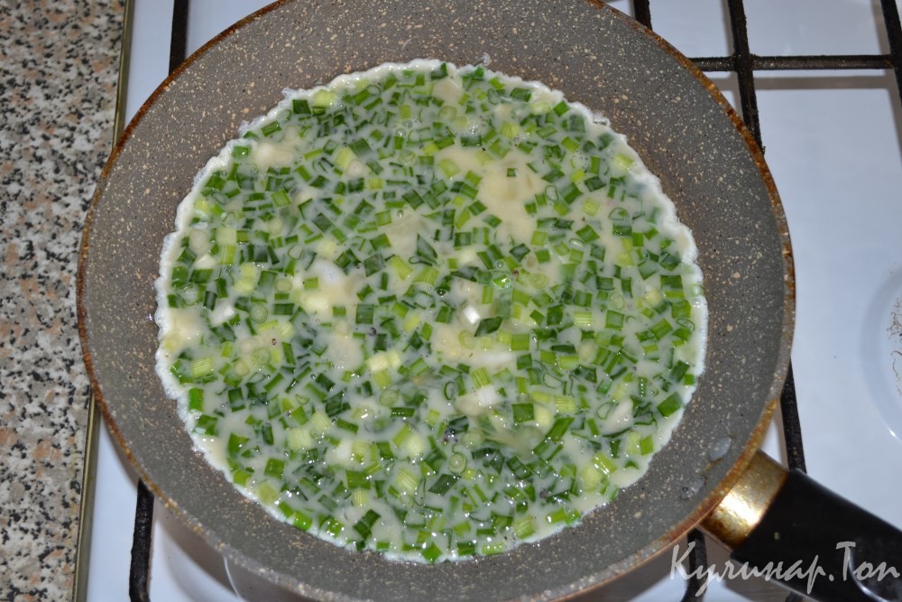 Омлет с помидорами, зеленым луком и сыром