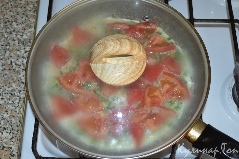 Омлет с помидорами, зеленым луком и сыром