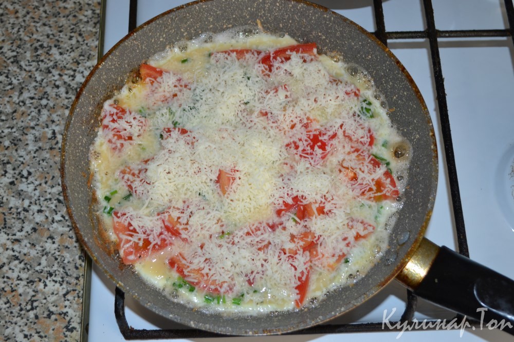 Омлет с помидорами, зеленым луком и сыром