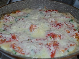 Омлет с помидорами, зеленым луком и сыром