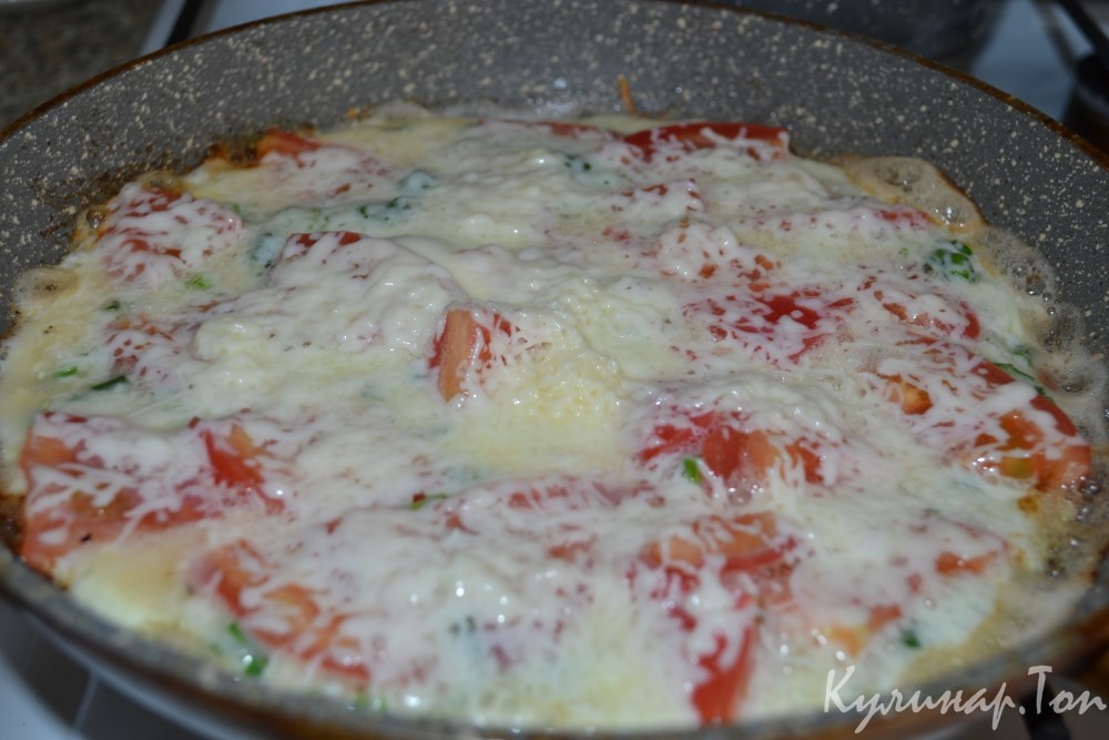 Омлет с помидорами, зеленым луком и сыром