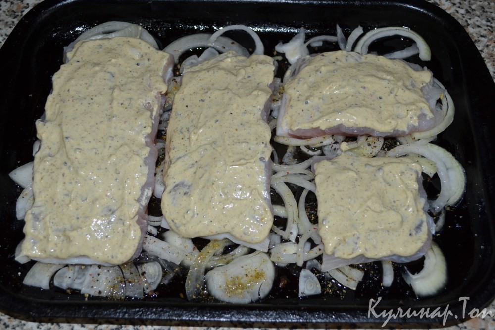 Пангасиус под сметанным соусом и сыром