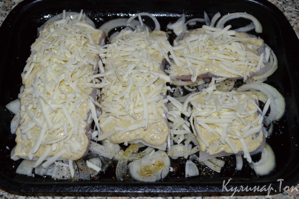 Пангасиус под сметанным соусом и сыром