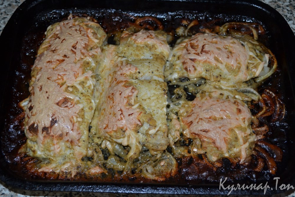 Пангасиус под сметанным соусом и сыром