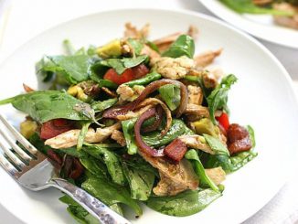 Салат с копченой курицей и беконом