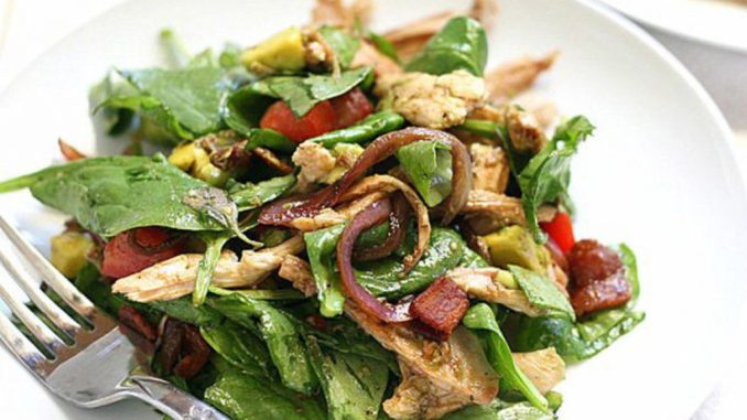 Салат с копченой курицей и беконом Салат с копченой курицей и беконом
