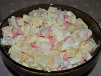 Салат с крабовыми палочками, ананасом и сыром