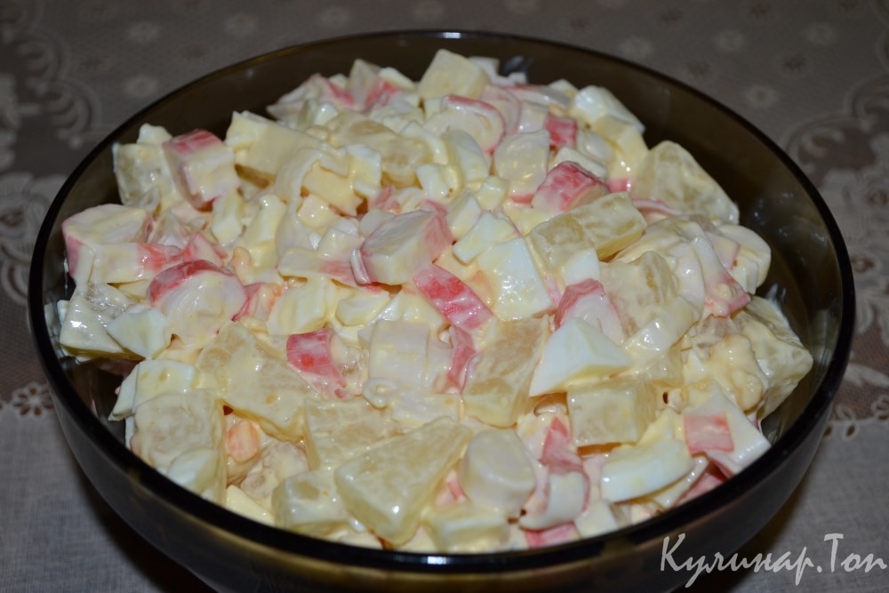 Салат с крабовыми палочками, ананасом и сыром