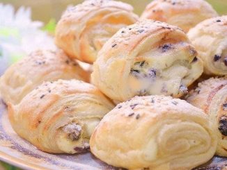 Слоёные булочки с творожной начинкой и изюмом