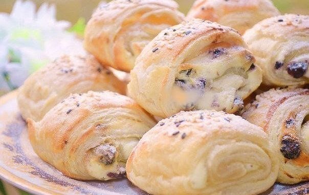 Слоёные булочки с творожной начинкой и изюмом Слоёные булочки с творожной начинкой и изюмом