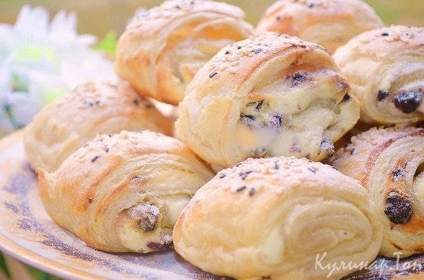 Слоёные булочки с творожной начинкой и изюмом