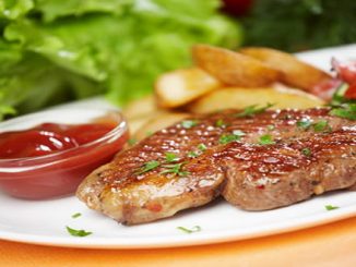Стейки из свинины на гриле с соусом из помидоров