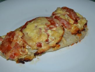 Тилапия с помидорами и сыром