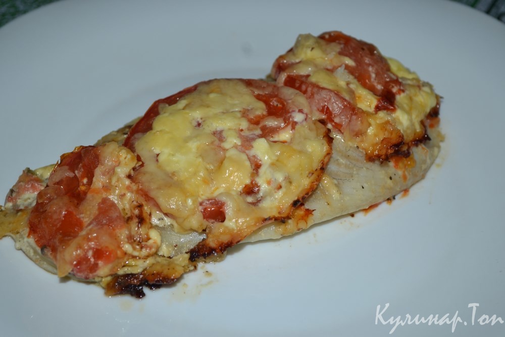 Тилапия с помидорами и сыром