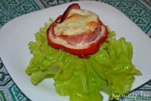 Яичница в кольцах болгарского перца беконом