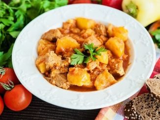 Жаркое со свининой и чесноком