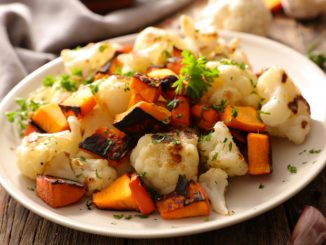 Цветная капуста, запеченная с тыквой и беконом