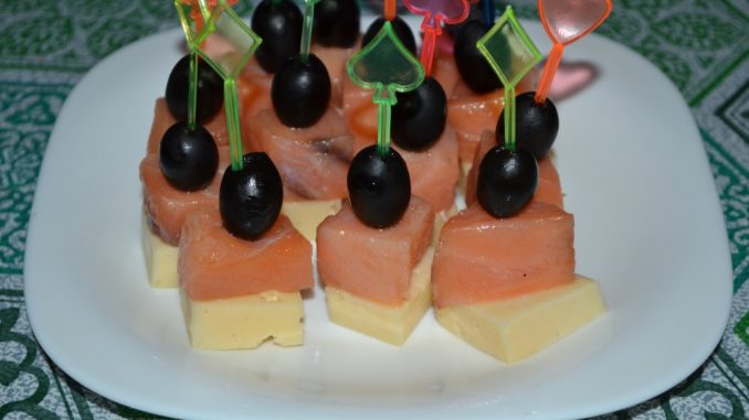 Канапе с лососем и сыром Канапе с лососем и сыром